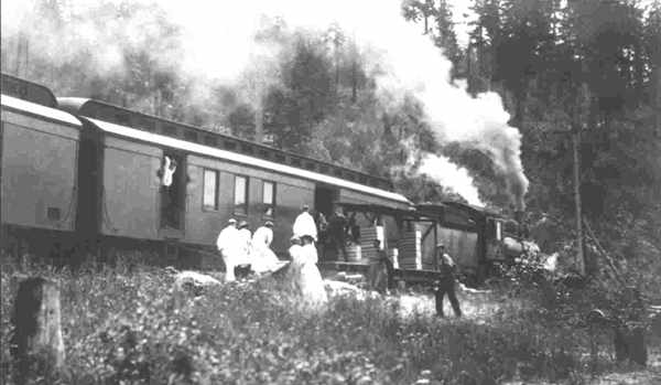 Loading_Strawberries_onto_a_Train_in_the_Creston_Valley