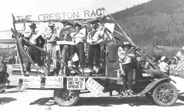 Old_Time_Creston_Blossom_Parade_Float